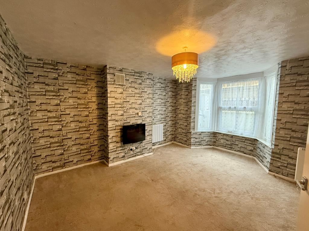 Lot: 35 - VACANT ONE-BEDROOM FLAT - Living room with bay window